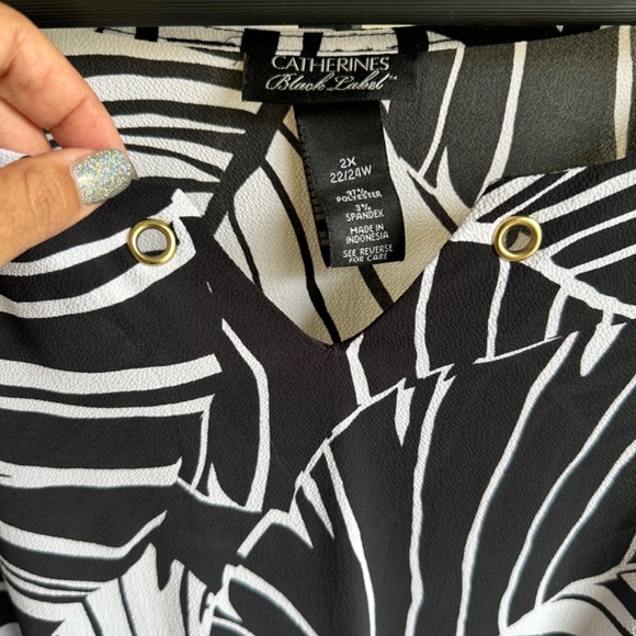 Catherines Plus Size Black/White/Fuchsia Leaf Print Tunic 2X - Picture 2 of 6